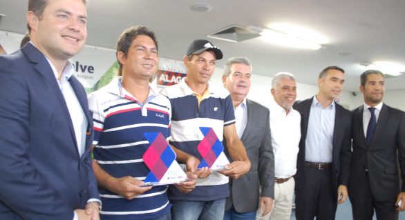 Cooperados de Pindorama e Renan Filho assinam contratos do Coopmais