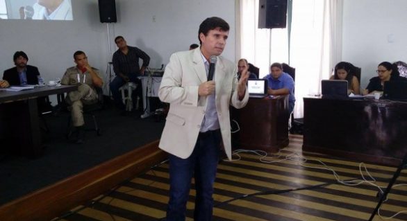 Candidatos de oposição ensaiam aliança contra reeleição do atual prefeito de Penedo