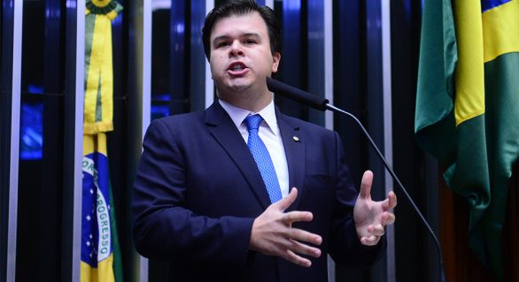 Ministro avisa que vai privatizar distribuidoras da Eletrobras, inclusive a de Alagoas