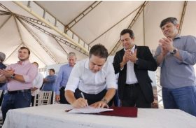 Álvaro Almeida comemora assinatura de ordem de serviço de BR no Carié