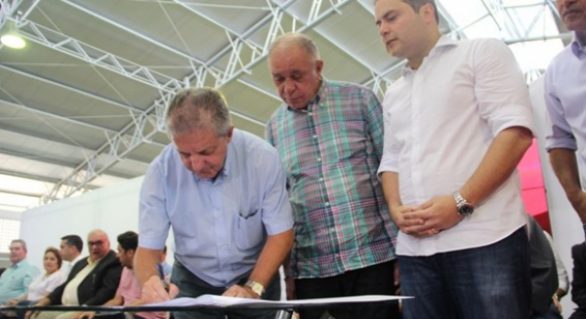 Prefeitos da região do Sertão assinam convênio de adesão ao Juventude Empreendedora