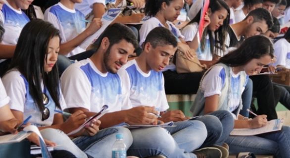 Estudantes da rede estadual lotam Ginásio do Sesi para revisão do Enem 2016
