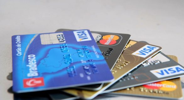 Juros ficam estáveis, mas cartões de crédito cobram 459,53% ao ano