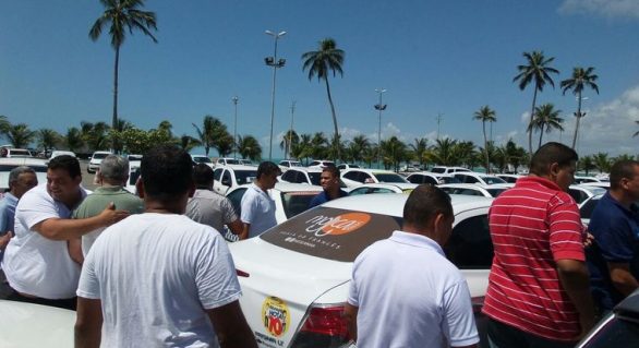 Taxistas realizam protesto contra Uber em Maceió