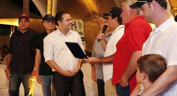 Governador recebe homenagem de setor agropecuário por apoiar vaquejada