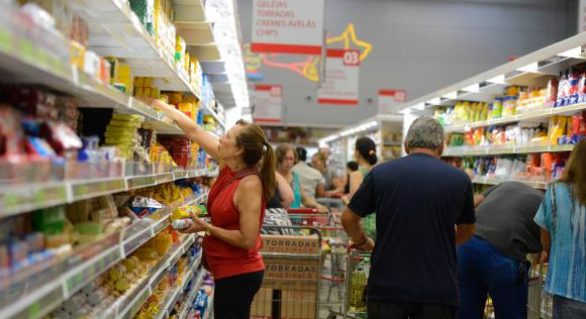 Alimentos têm queda de preços de 0,45% em fevereiro, diz IBGE