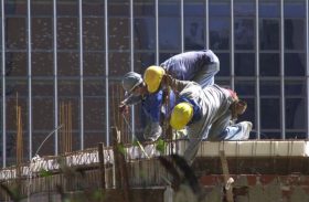 Atividade e emprego na indústria da construção continuam em queda, diz CNI