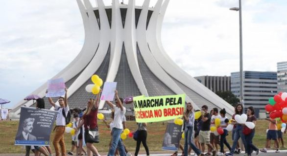 Na Marcha pela Ciência, pesquisadores pedem mais apoio para o setor no Brasil