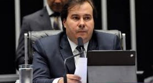 Rodrigo Maia pede paciência para analisar pedidos de impeachment de Temer