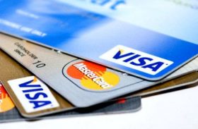 Taxa de juros do rotativo do cartão de crédito cai para 422,5% ao ano