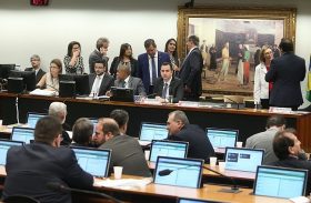 Padilha admite que votação da denúncia no plenário pode ficar para agosto