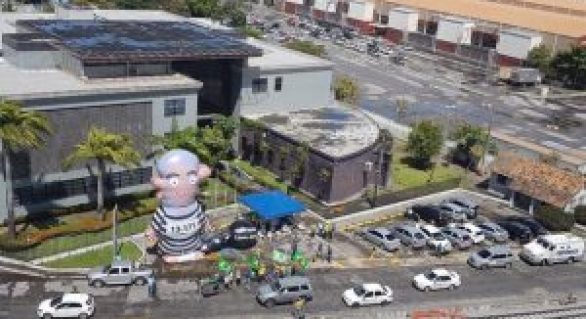 Estacionamento da PF em Alagoas amanhece com boneco de “Lula presidiário”