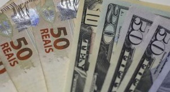 Dólar cai abaixo de R$ 3,10 com otimismo de investidores
