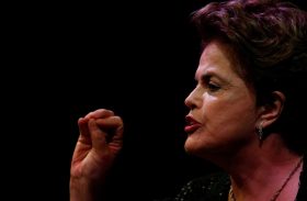 ‘Lula participará da eleição preso ou solto’, diz Dilma na Finlândia