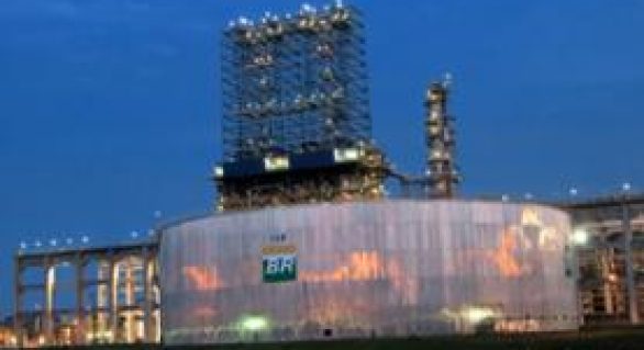Petrobras reduz preço da gasolina em 3,8% nas refinarias