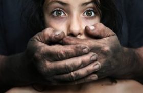 Toque no corpo feminino sem autorização é violência sexual, mostra pesquisa