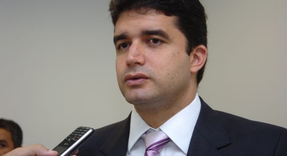 Rui Palmeira fala como candidato ao governo e “ganha” tempo para a oposição