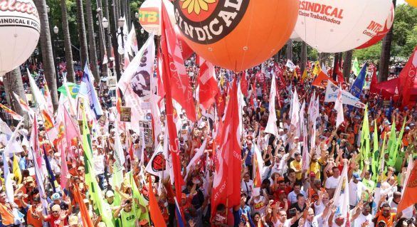Centrais encerram ato e prometem greve se Previdência for votada