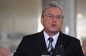 Ex-governador é alvo de operação que mira fraudes no Canal do Sertão