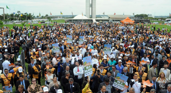 Em ponto alto da mobilização, prefeitos protestam nos gramados do Congresso Nacional