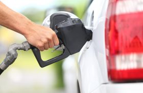 Preços da gasolina e do diesel terão a primeira variação de 2018 amanhã