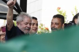 Advogado de Lula chega à PF para entregar passaporte