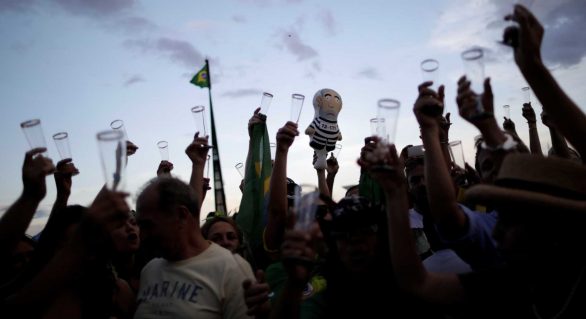 Manifestantes bloqueiam acesso de caravana de Lula no Paraná