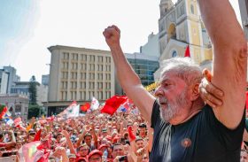 Não sou homem de correr da briga, diz Lula após ataque à caravana