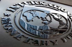 Economia mundial dá sinais favoráveis de crescimento, diz FMI