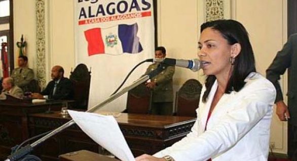 Flávia Cavalcante vai disputar vaga de estadual em chapa que “elege seis”