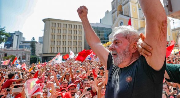 Lula decide não se entregar à polícia em Curitiba