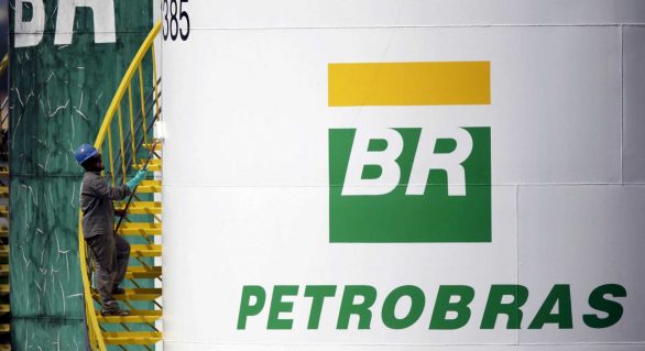 Petrobras anuncia alta de 0,35% para o diesel; gasolina fica estável