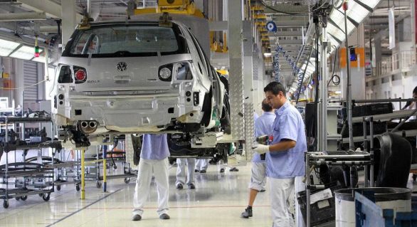 Produção industrial cai em oito locais em fevereiro, diz IBGE