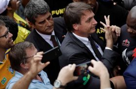 Fora do palco oficial, Bolsonaro disputa público em feira agro