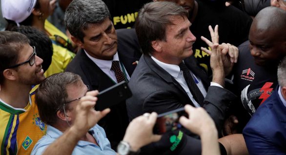 Fora do palco oficial, Bolsonaro disputa público em feira agro