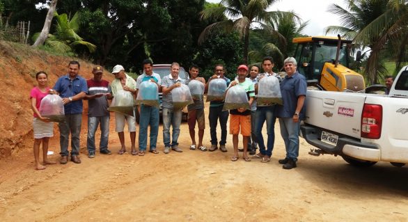 Seagri beneficia assentamentos com entrega de 20 mil alevinos em Jacuípe