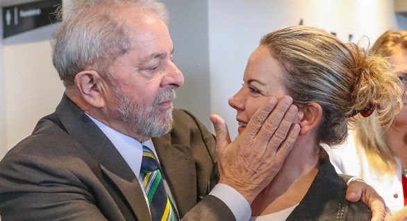 Gleisi reafirma candidatura de Lula após encontrar ex-presidente