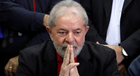 Em mais uma tentativa de soltar Lula, petistas defendem indulto