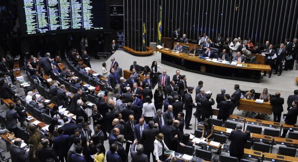 Aumenta a desconfiança: apenas 2 em cada 10 brasileiros confiam nos partidos