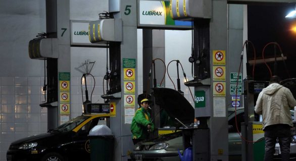 Petrobras reduz em 0,49% preço da gasolina nas refinarias