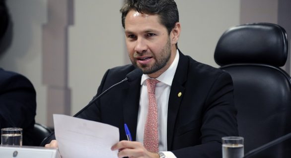 Deputado Pedro Vilela nega desistência nas eleições deste ano
