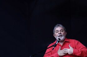 Câmara paga viagens de deputados do PT para visitar Lula