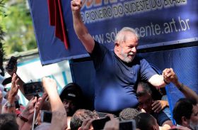 Preso há 100 dias, Lula mantém PT imobilizado