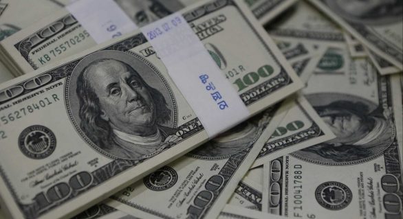 Dólar fecha em alta de 0,87%, cotado a R$ 3,9111