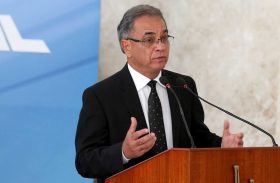 Ministro faz pressão por cargos e abre guerra no Palácio do Planalto