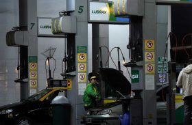 Preço médio da gasolina nas refinarias cai 1,10% nesta sexta-feira