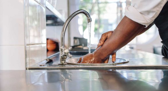 Lavar as mãos pode salvar sua vida; entenda