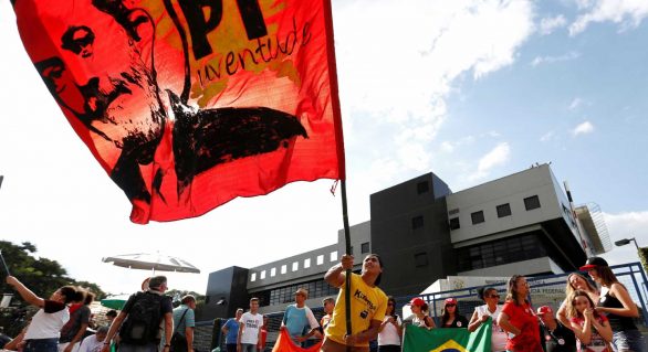 Bolsonaro quer transferência de Lula para prisão do exército