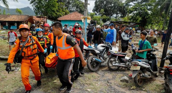 Sobe para 281 número de mortos em tsunami na Indonésia