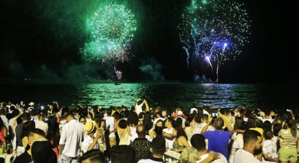 Maceioenses e turistas lotam a orla para festejar a chegada de 2019